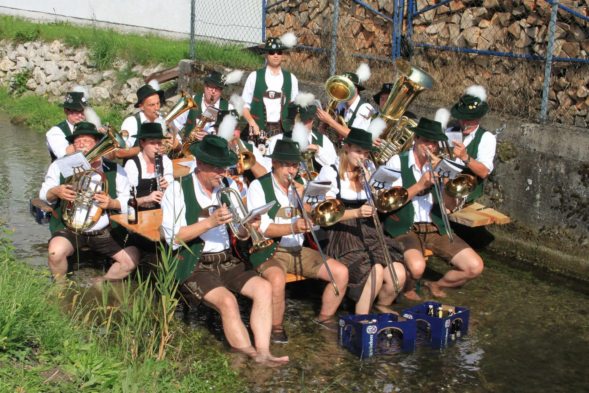 Die Kapelle sitzt nach einem Auftritt mit den Füßen im Bach.