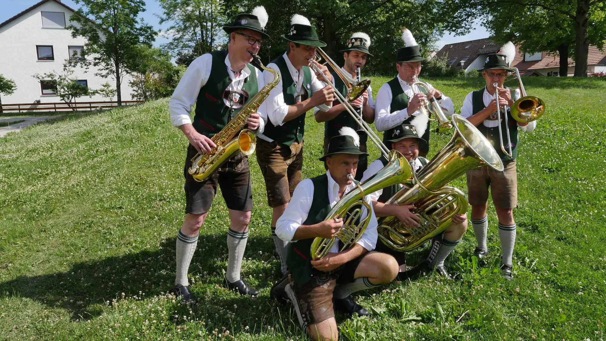 Die Kapelle spielt im Freien bei einem Sommerfest.